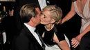 Kate Winslet memberikan ciuman untuk Leo saat Golden Globes 2012. (NBC)