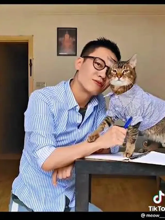 7 Gaya Keren Majikan dan Kucing Saat Tampil Kompak Ini Menggemaskan