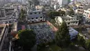 Siswa yang mengenakan masker mengikuti ujian kenaikan kelas XII di lapangan sekolah di Kathmandu, Nepal, Senin (23/11/2020). Nasib sekitar 450.000 siswa kelas XII digantung akibat COVID-19 saat ujian yang dijadwalkan mulai 20 April ditunda karena lockdown pada 24 Maret lalu. (PRAKASH MATHEMA/AFP)