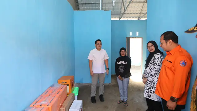 Pj Gubernur Jawa Timur, Adhy Karyono (baju Putih) tinjau hunian tetap korban banjir  bandang Kalibaru, Banyuwangi (Istimewa)