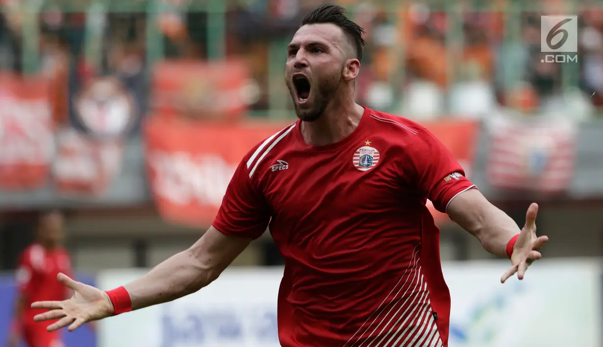 Striker Persija Jakarta, Marko Simic melakukan selebrasi usai mencetak gol ke gawang 757 Kepri Jaya pada laga Piala Indonesia di Stadion Patriot, Bekasi, Rabu (23/1). Simic mencetak lima gol. (Bola.com/Yoppy Renato)