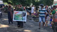 Kenakan Busana Adat, Personel Kodim Sikka Keliling Pasar Imbau Taat Protokol Kesehatan
