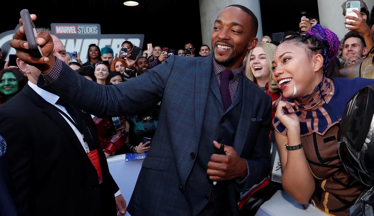 Foto Berburu Swafoto Bareng Pemeran Film Avengers Endgame
