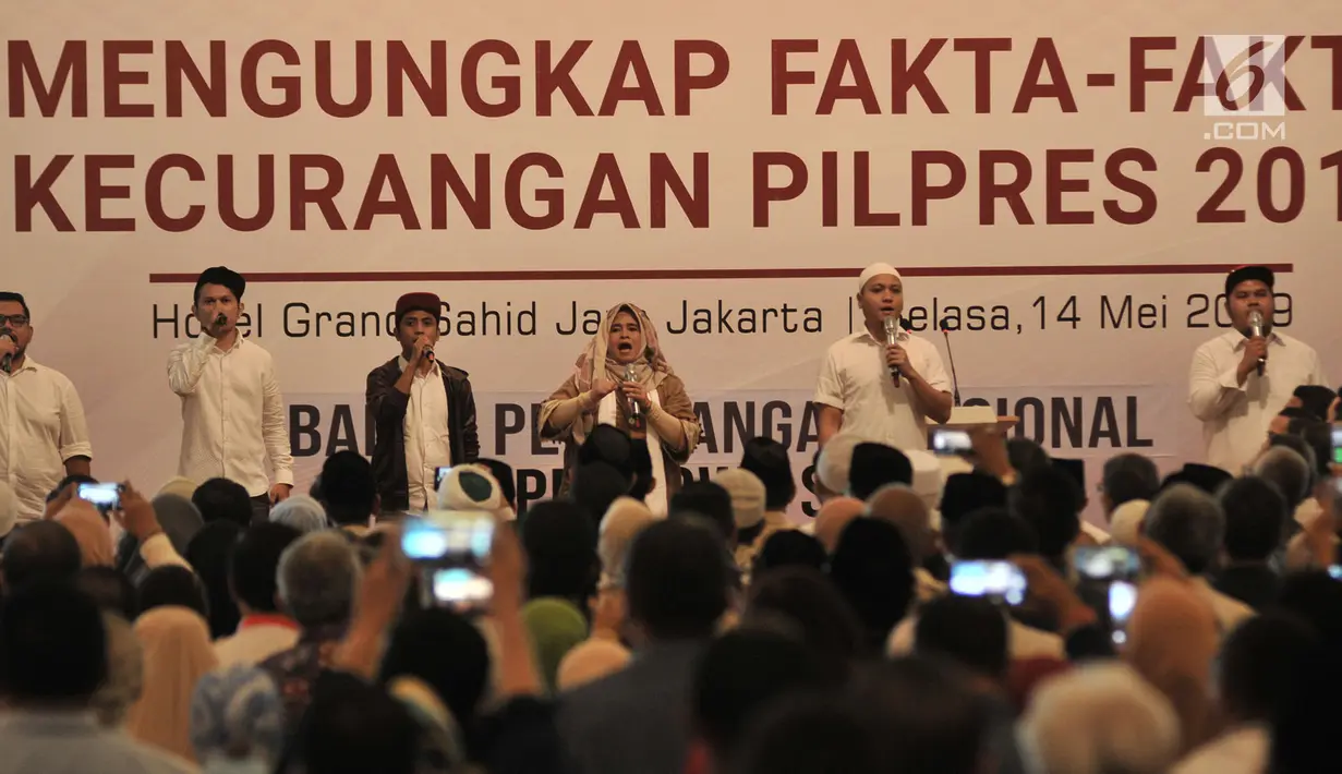 Wakil Ketua BPN Prabowo-Sandiaga Neno Warisman saat menghadiri acara Mengungkap Fakta-Fakta Kecurangan Pilpres 2019 di Jakarta, Selasa (14/5/2019). Dalam acara ini turut hadir para petinggi BPN dan menampilkan bukti-bukti kecurangan Pemilu 2019 yang ditemukan tim BPN. (merdeka.com/Iqbal S Nugroho)