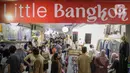 Pengunjung terlihat antusias melihat dan memilih baju di berbagai kios bergaya modern itu. (Liputan6.com/Angga Yuniar)