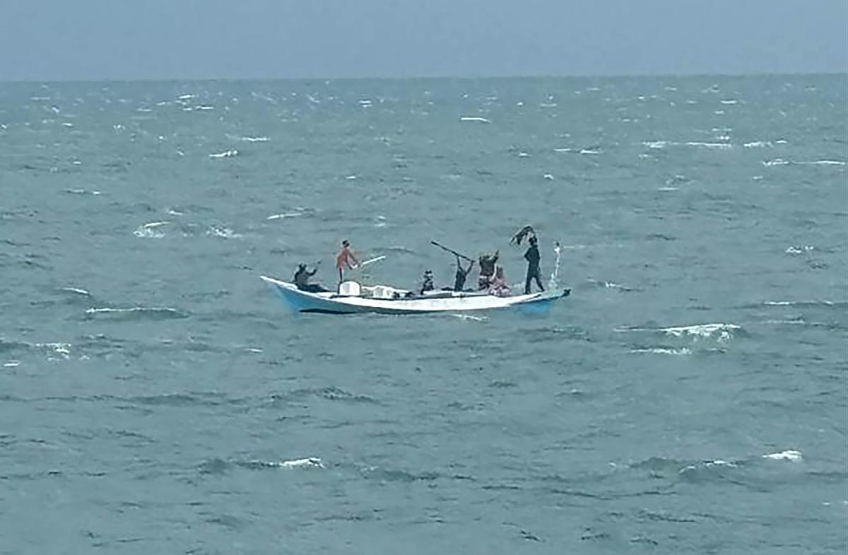 FOTO: KRI Hiu-634 Evakuasi Lima Penumpang KM Jolor yang Mati Mesin di Perairan Makassar