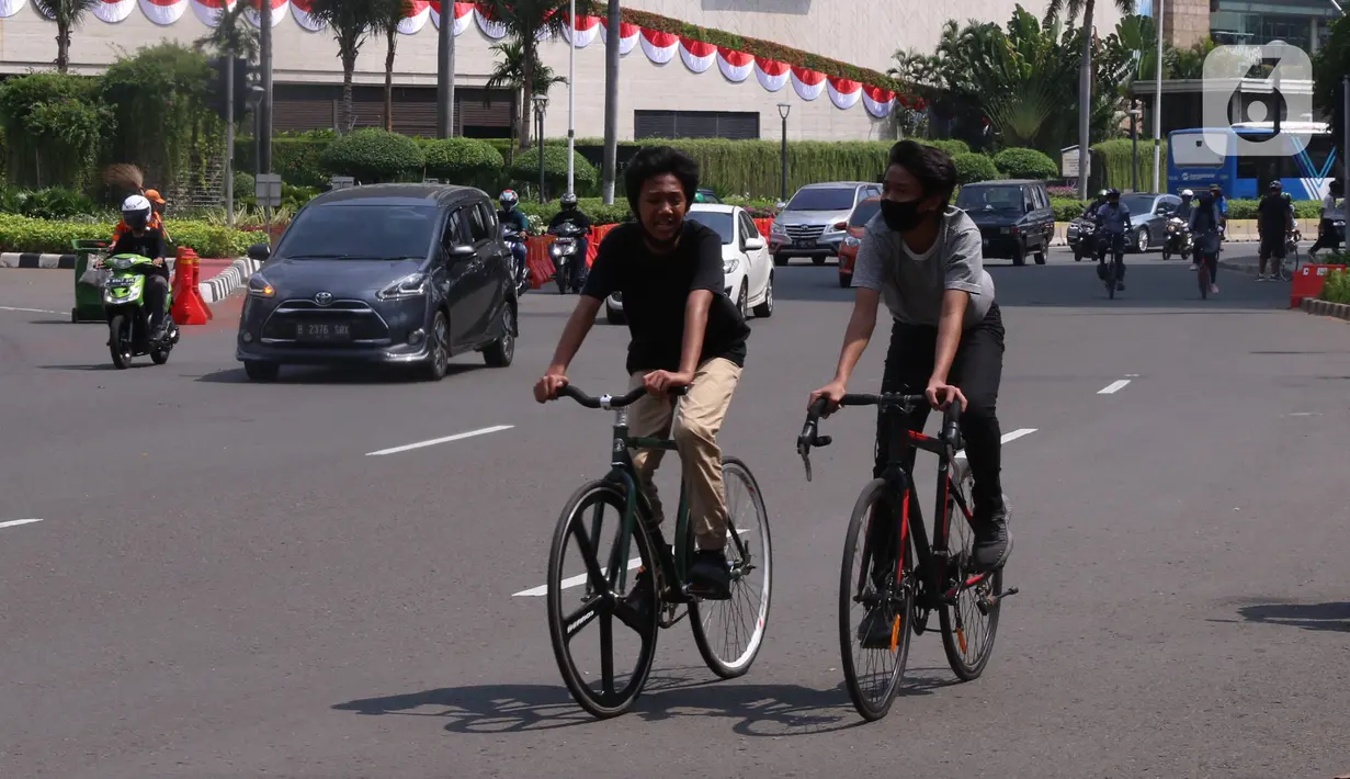 Pesepeda melintasi kawasan Bundaran HI, Jakarta, Minggu (16/8/2020). Ditutupnya 32 kawasan khusus pesepeda (KKP) di DKI Jakarta dilakukan lantaran banyak ditemukan pelanggaran protokol kesehatan. (Liputan6.com/Angga Yuniar)