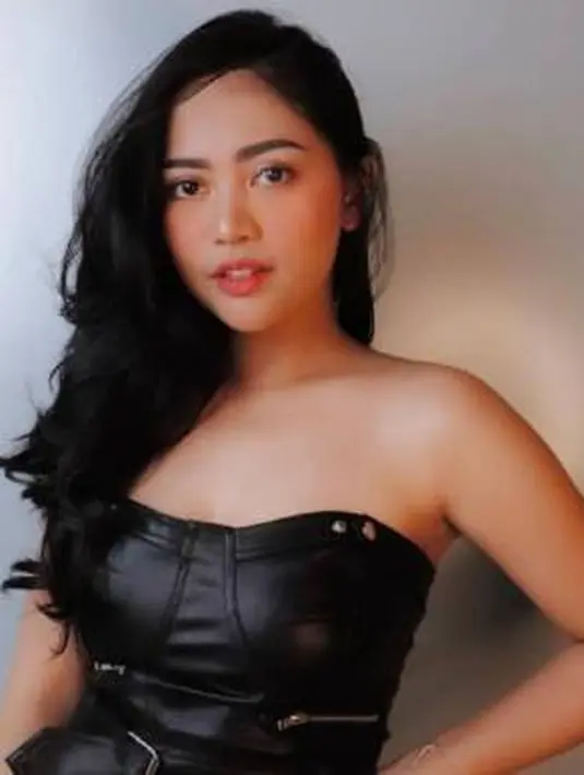 Rachel Vennya pun tampil gaya mengenakan korset hitam dari brand Manokhi seharga 474 dollar atau sekitar Rp6 juta. Dok. Rachel Vennya