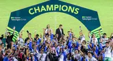 PSBS Biak menahbiskan sebagai juara Pegadaian Liga 2 2023/2024 setelah menang 3-0 atas Semen Padang pada laga leg kedua final Pegadaian Liga 2 2023/2024 di Stadion GOR Haji Agus Salim, Padang, Sabtu (9/3/2024). Jika ditotal, PSBS Biak unggul agregat 6-0 setelah pada leg pertama juga menang 3-0 atas Semen Padang. Laga leg kedua sendiri harus dihentikan saat waktu masih tersisa sepuluh menit lagi akibat ulah suporter tuan rumah yang menyalakan flare dan memasuki lapangan. (Bola.com/Bagaskara Lazuardi)