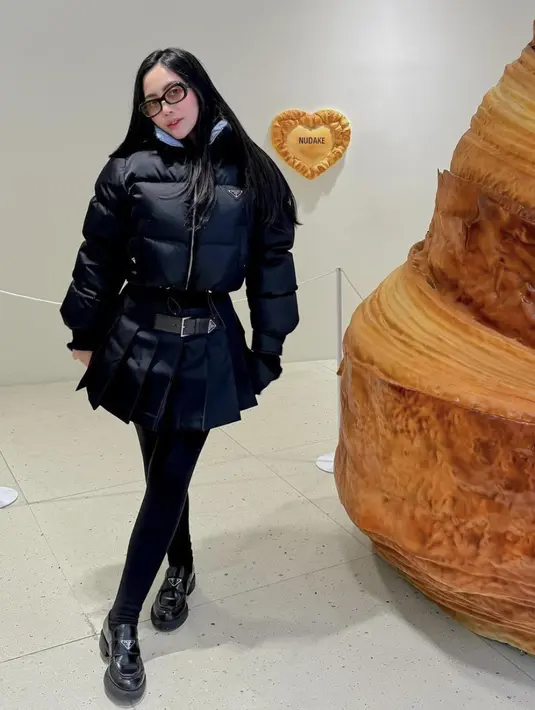 Puffy jacket menjadi fashion item yang membuat gayanya semakin stylish. Kali ini, Rachel kenakan puffy jacket dari Prada dengan harga kisaran Rp hampir mencapai Rp 40 juta rupiah. [Foto: Instagram/ Rachel Vennya]