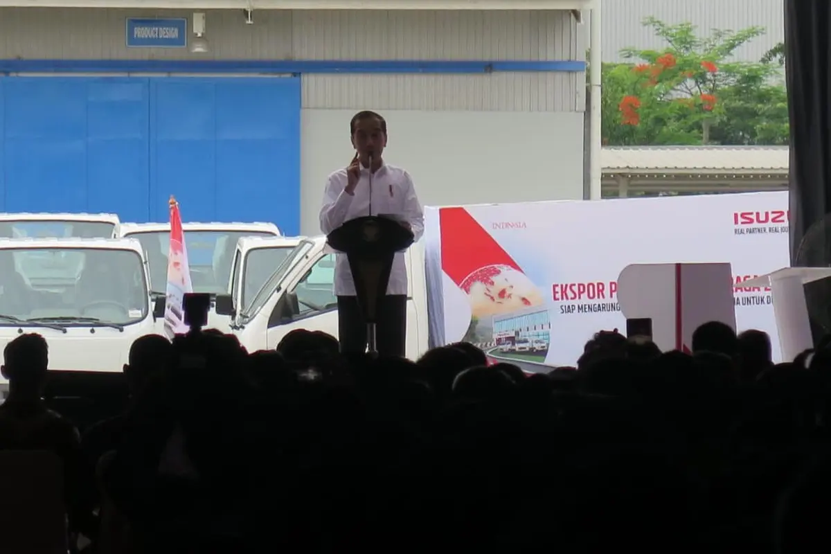 Presiden Joko Widodo (Jokowi) melepas ekspor perdana Isuzu Traga rakitan Indonesia di Pabrik Isuzu Plant Kawasan Industri Suryacipta Karawang Jawa Barat. Lisza Egehem/Liputan6.com