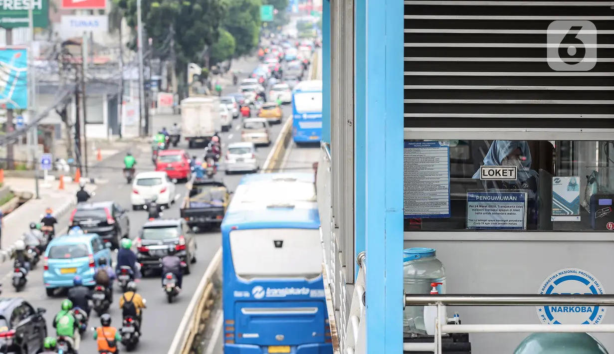Sejumlah kendaraan melintas di kawasan Jalan Buncit Raya, Jakarta Selatan, Rabu (11/5/2022). Sejumlah ruas jalan Ibu Kota kembali mengalami kemacetan karena meningkatnya volume kendaraan usai libur Lebaran. (Liputan6.com/Johan Tallo)