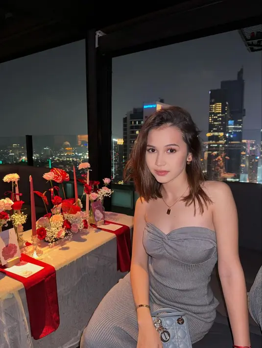 Meski demikian, Sandrina Michelle tetap cantik dengan pulasan makeup minimalis. Ia hanya menggunakan maskara dengan sedikit blush dan lipstik berwarna cokelat nude. [@sandrinna_11]