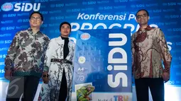 SiDU Consumer Domestic Business Head Martin Jimi, Penulis Novel Okky Madasari dan Asia Pulp and Paper Consumer Business Unit head Sovan K. Ganguly meresmikan inovasi terbaru kertas SiDU, Jakarta, Selasa (21/3). (Liputan6.com/Gempur M Surya)