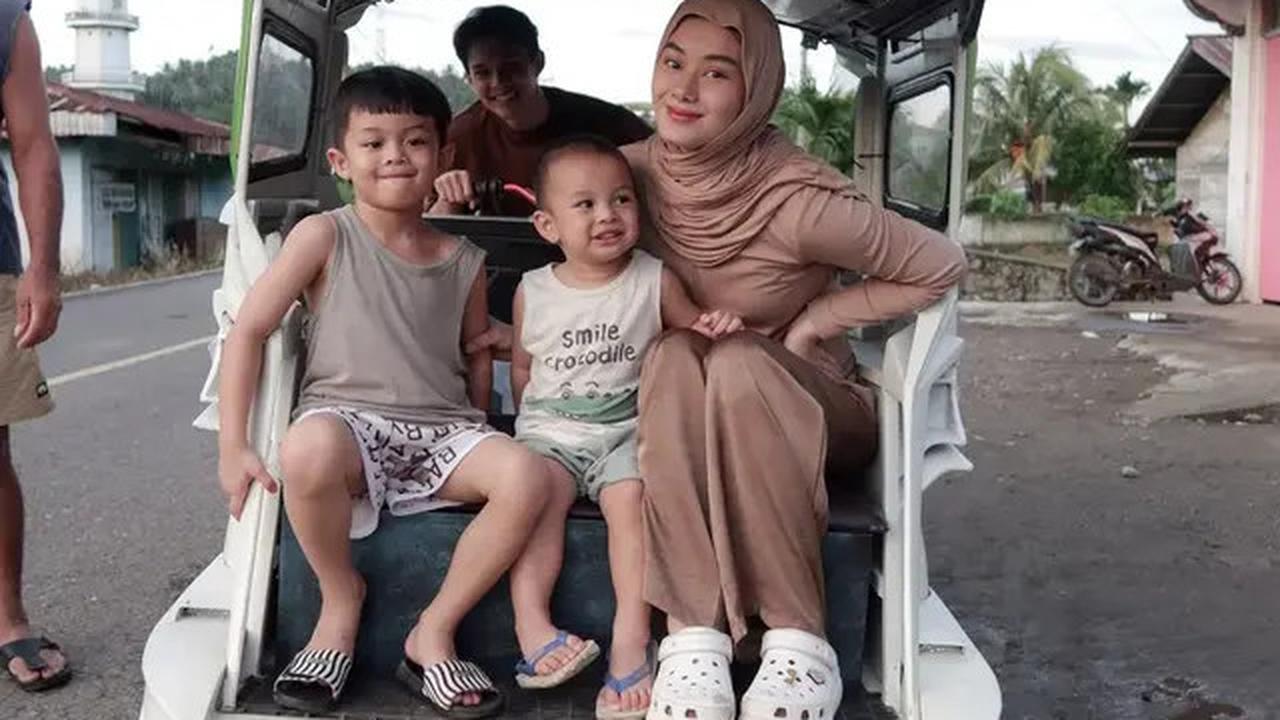 6 Potret Kegiatan Rey Mbayang di Kampung Halaman, Mudik Lebaran Bareng Anak dan Istri