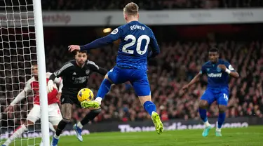 Pemain West Ham United Jarrod Bowen (tengah) menjaga bola tetap hidup saat melawan Arsenal pertandingan sepak bola Liga Inggris di Emirates Stadium, London, Inggris, Kamis (28/12/2023). (AP Photo/Alastair Grant)