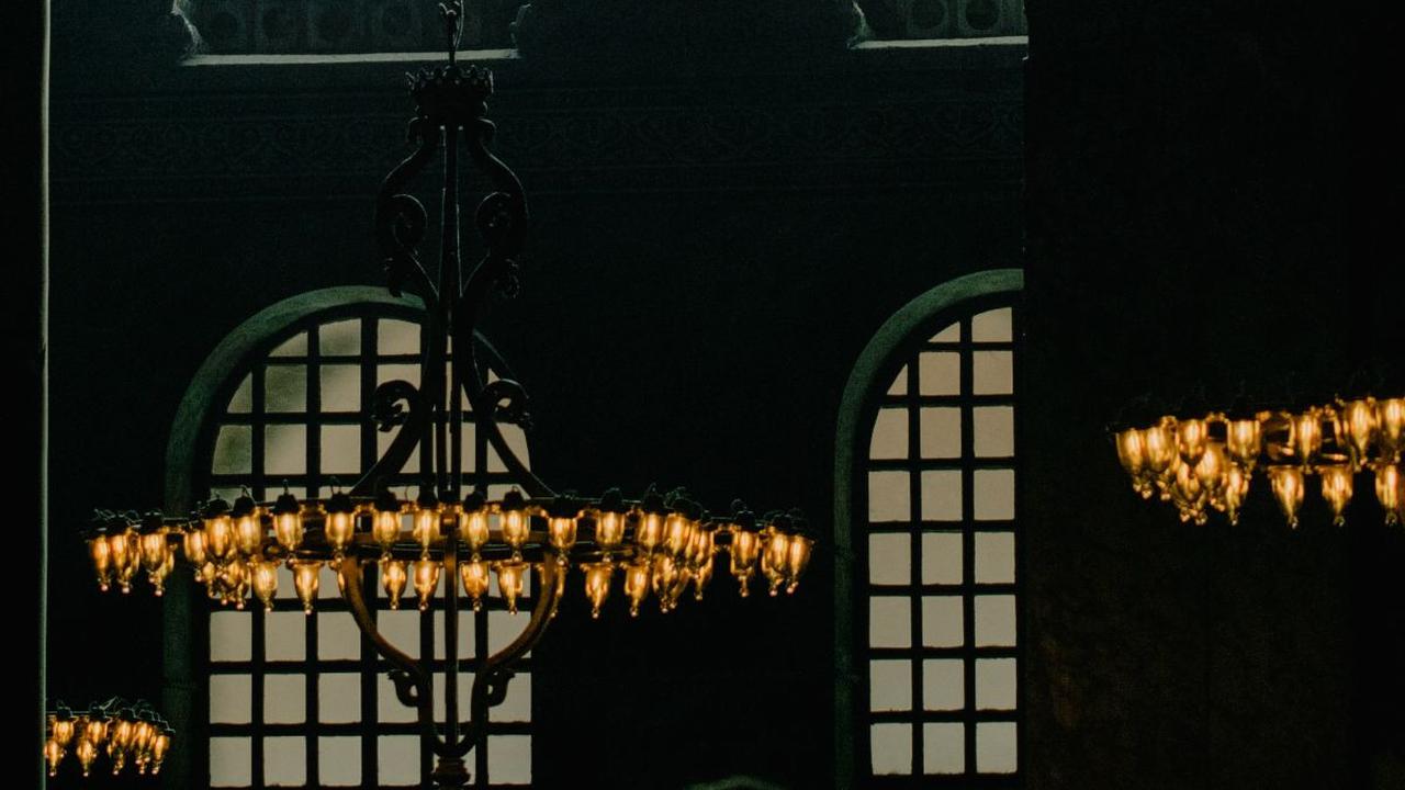 Bulan Ramadhan adalah bulan yang paling istimewa bagi seluruh umat muslim.&nbsp;Segala ibadah dan kebaikan yang dilakukan di bulan Ramadhan akan dilipatgandakan pahalanya. Di bulan ini, ada&nbsp;malam khusus yang penuh dengan kemuliaan yakni malam <a clas