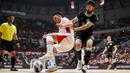 Pemain Timnas Futsal Indonesia, Samuel Eko mengontrol bola dibayangi pemain Australia dalam laga uji coba di Indonesia Arena, Senayan, Jakarta, Sabtu (01/11/2025). (Bola.com/Bagaskara Lazuardi)