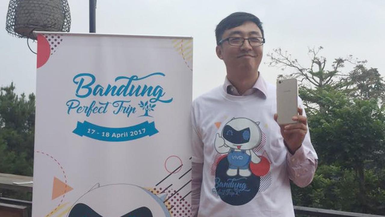 Peter Wang, Brand Director Vivo Mobile Indonesia dengan Vivo V5s. Liputan6.com/Jeko Iqbal Reza