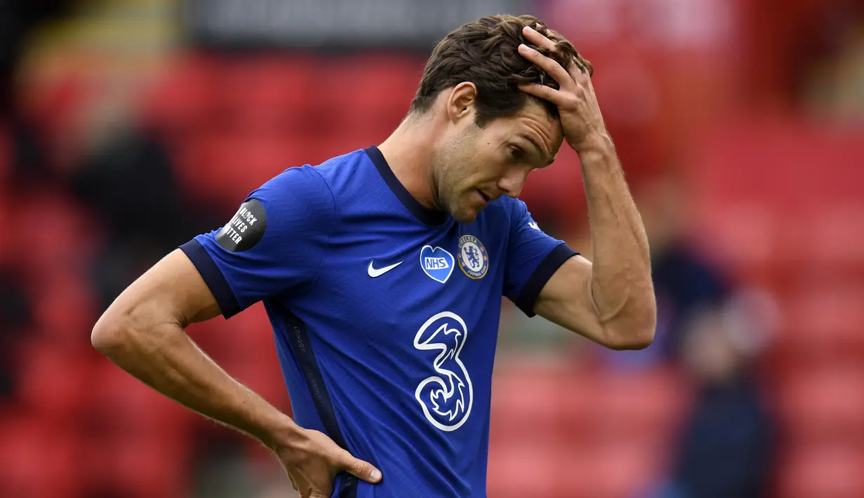2. Marcos Alonso (Chelsea) - Marcos Alonso telah dibekukan dari Chelsea dalam beberapa bulan terakhir. Alonso tersingkir dari tim utama Chelsea usai dikabarkan terlibat pertengkaran di ruang ganti dengan manajer Frank Lampard. (AFP/Peter Powell/pool)