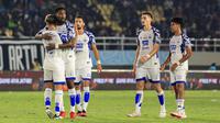 Para pemain PSIS Semarang merayakan kemenangan pentingnya pada laga Derbi Jawa Tengah melawan Persis Solo dalam duel yang berlangsung di Stadion Manahan, Solo, Sabtu (17/8/2024). (Bola.com/ Radifa Arsa)