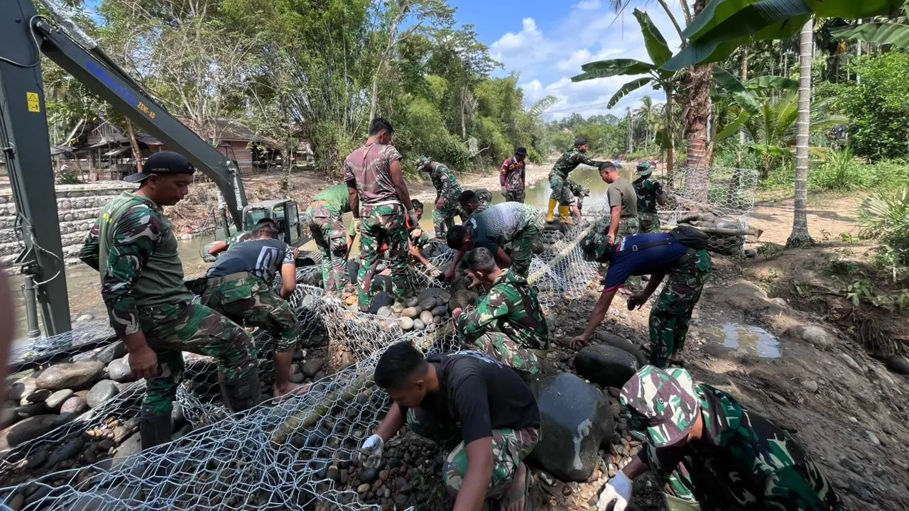 Aksi Prajurit TNI Bangun Jembatan di Aceh
