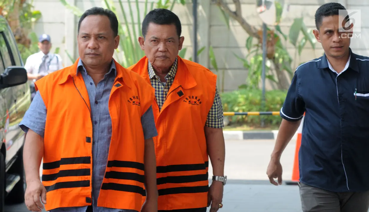 Dua Tersangka mantan Ketua DPRD Kabupaten Kepulauan Sula Zainal Mus (kiri) dan Wali Kota Pasuruan Setiyono (kanan) berjalan akan menjalani pemeriksaan sebagai tersangka di gedung KPK, Jakarta, Kamis (25/10). (Merdeka.com/Dwi Narwoko)