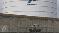 Aktivitas pengisian LNG dari Plant 26 di area kilang LNG Badak, Kaltim, Rabu (28/10). Pertagas terus melakukan terobosan dalam bisnis LNG dengan menggarap potensi pasar ritel LNG untuk industri tambang dan komersial. (Liputan6.com/Immanuel Antonius)