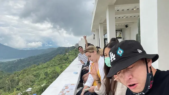 Pertama Kali Unggah Foto Bareng, Ini Potret Kebersamaan Stefan William dan Ria Andrews