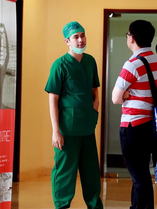 Raffi Ahmad di Rumah Sakit Bunda, kawasan Menteng, Jakarta Pusat, Sabtu (15/8/2015), beberapa waktu setelah istrinya melahirkan. (Wimbarsana/Bintang.com)