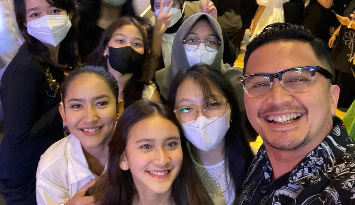Ferry Maryadi dan mantan istri, Risma Nilawati hadir dalam wisuda anak mereka, Harley Ava Princy (Foto: Instagram @kangferrymaryadi)