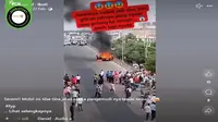 Gambar tangkapan layar&nbsp;video yang diklaim sebuah mobil terbakar melaju dikemudikan oleh arwah pengemudinya. (sumber: Facebook)