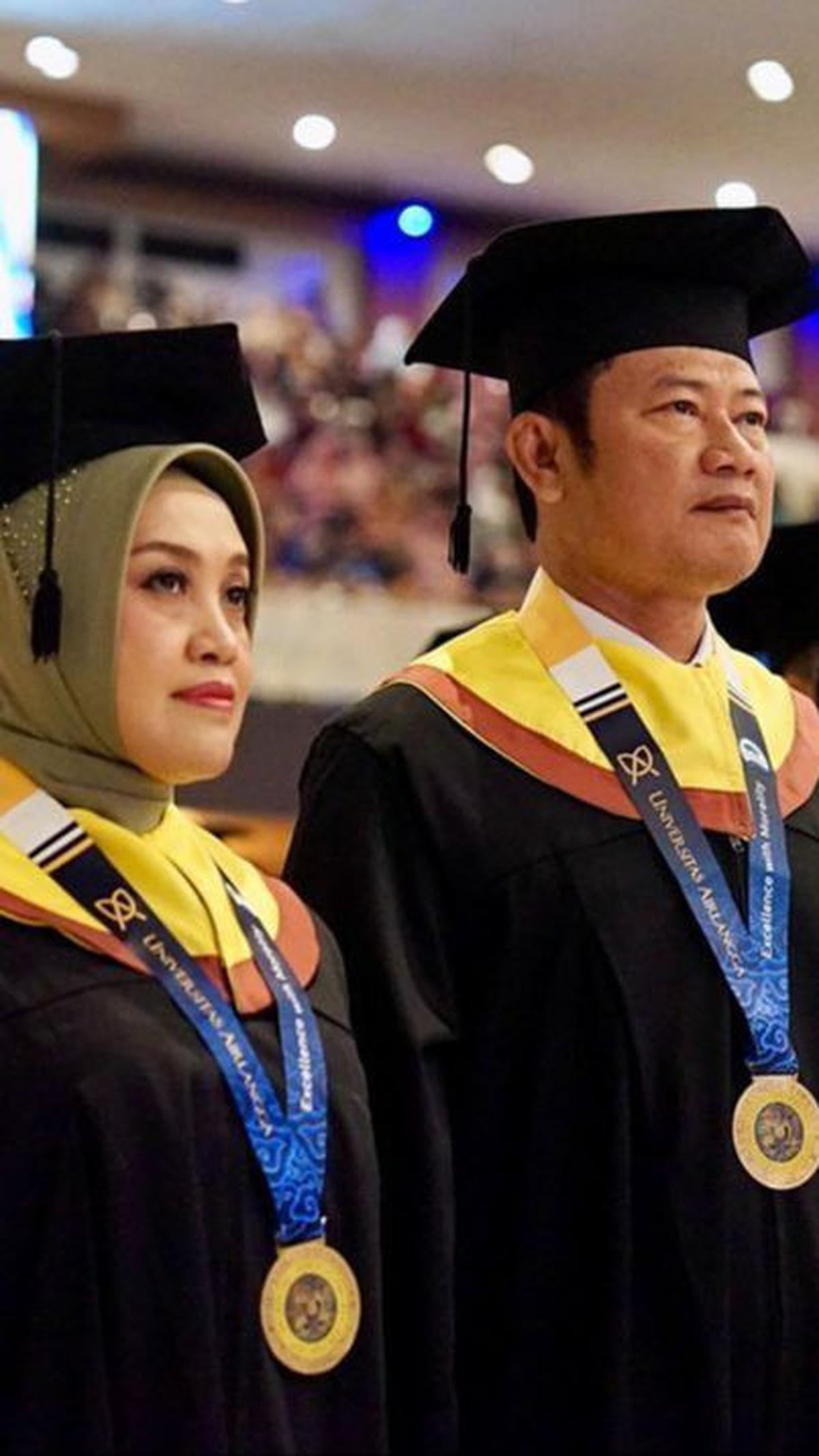 Pasutri ini resmi menyandang gelar Magister Ekonomi Kesehatan (M.EK)