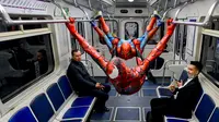 Penari underground yang mengenakan kostum Spiderman tampil di kereta bawah tanah Saint Petersburg, Rusia pada 21 Mei 2021. Penampilan khusus penari Rusia tersebut membuat sejumlah penumpang yang berada di dalam subway kaget dan terhibur. (Olga MALTSEVA / AFP)