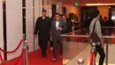 Menteri Pemuda dan Olahraga RI, Dito Ariotedjo berjalan di atas karpet merah pada sebuah acara yang berlangsung di Hotel JS Luwansa, Kuningan, Jakarta, Rabu (19/07/2023). Menpora Dito terlihat mengenakan pakaian dinas harian (PDH) berwarna hitam. (Bola.com/Bagaskara Lazuardi)