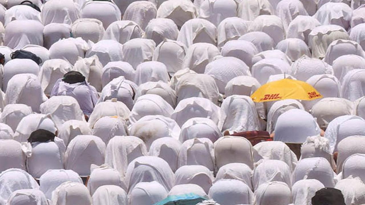 Rangkaian wukuf ini diawali dengan mendengarkan khotbah, lalu dilanjutkan dengan salat jamak taqdim untuk salat duhur dan ashar.
