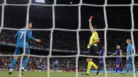 Wasit Ricardo de Burgos memberikan kartu merah kepada Cristiano Ronaldo saat melawan di Barcelona Camp Nou stadium, (13/82017). Akibat kartu merah tersebut Ronaldo dilarang bermain lima laga. (AP/Manu Fernandez)
