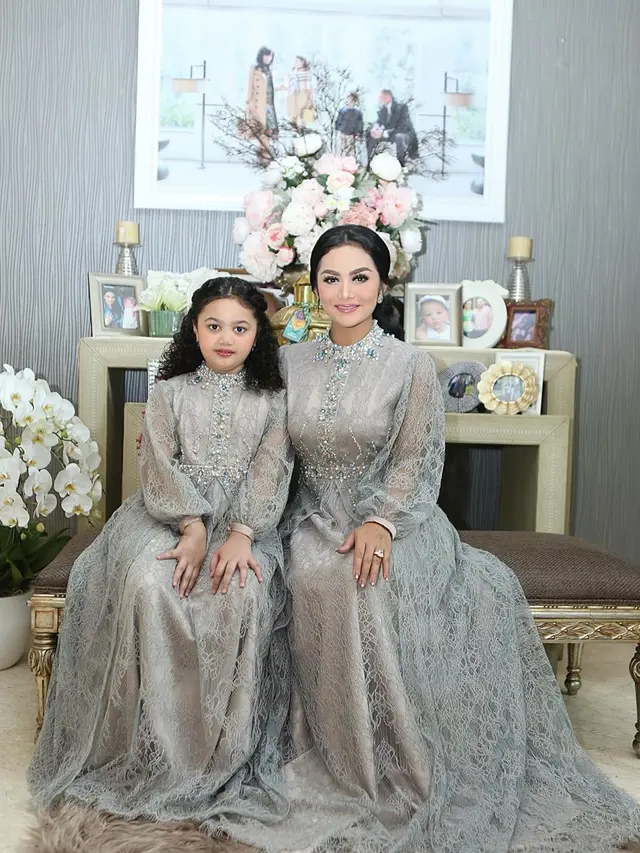 6 Potret Kompak Krisdayanti dan Amora Pakai Baju Kembar, Memesona