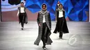 Model berjalan di catwalk dalam pembukaan Indonesia Fashion Week (IFW) 2015 di Jakarta Convention Center, Kamis (26/2). IFW 2015 akan berlangsung hingga 1 Maret. (Liputan6.com/Panji Diksana)