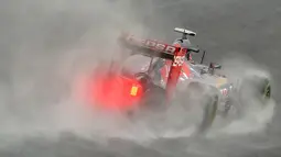 Mobil yang dikendarai pebalap F1 dari tim Toro Rosso, Max Verstappen saat melepati lintasan yang basah saat mengikuti sesi latihan bebas ke-3 jelang GP Jepang di Sirkuit Suzuka, Jepang, Jumat (25/9/2015). (AFP Photo/Kazuhiro Nogi)