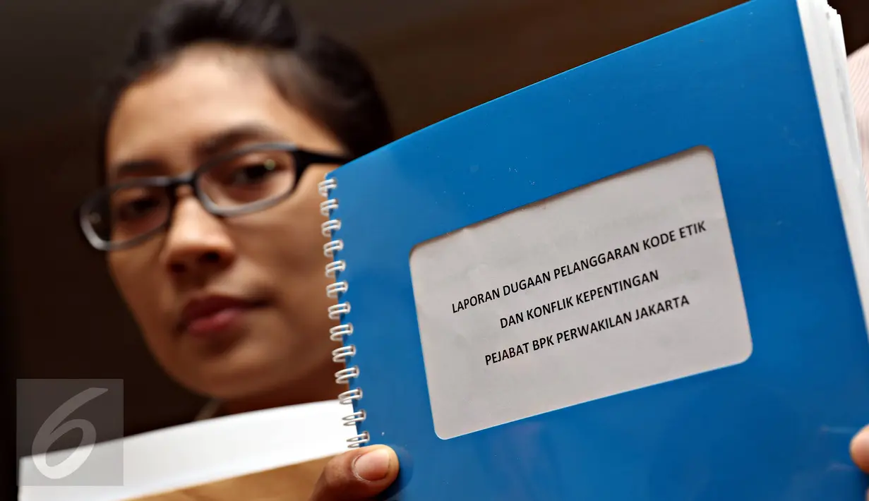  ICW melaporkan Kepala BPK Perwakilan DKI Jakarta berinisial EDN yang diduga menyalahgunakan wewenangnya untuk kepentingan pribadi terkait lahan di TPU Pondok Kelapa, di Gedung BPK, Jakarta, Rabu (11/11). (Liputan6.com/Immanuel Antonius)