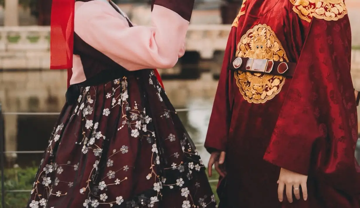 Sedangkan, calon suaminya mengenakan jubah khas Raja Korea Selatan lengkap dengan topi hitamnya. [@brisiajodie96]