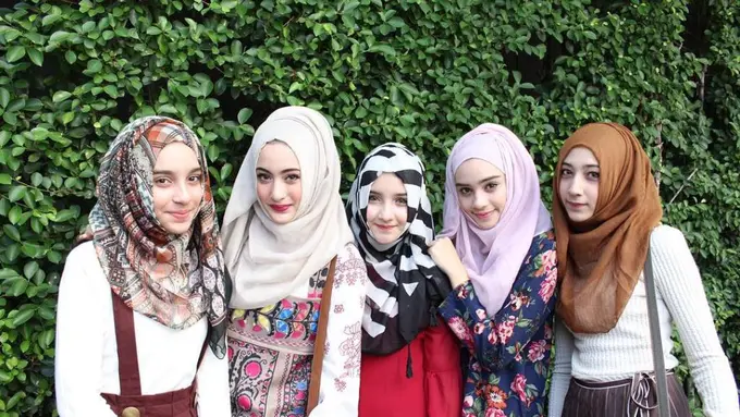 Outfit Hijab Full Colour untuk Suguhkan Penampilan Ceria di 2017