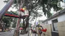 Petugas Satgas Bina Marga Jakarta Pusat melakukan penataan jaringan utilitas di kawasan Wahid Hasyim, Jakarta, Selasa (15/3/2022). Penataan kabel utilitas yang semrawut diharapkan meningkatkan kualitas pedesterian DKI Jakarta sehingga pejalan kaki merasa aman dan nyaman. (Liputan6.com/Faizal Fanani)