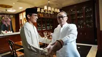 Ketua Umum PAN Zulkifli Hasan saat bertemu Sandiaga Uno di kediamannya, Cipinang, Jakarta, Sabtu (15/6/2019). (Merdeka.com/Sania Mashabi)