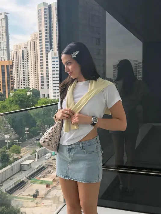 Nia Ramadhani curi perhatian dengan gayanya yang bak ABG saat di Singapura [@ramadhaniabakrie]