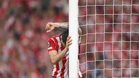 Ekspresi kecewa pemain Athletic Bilbao, Alex Berenguer dalam laga leg 1 semifinal Liga Europa 2024/2025 melawan Manchester United di San Mames Stadium, Bilbao, Spanyol, Kamis (01/05/2025) waktu setempat. (AP Photo/Miguel Oses)