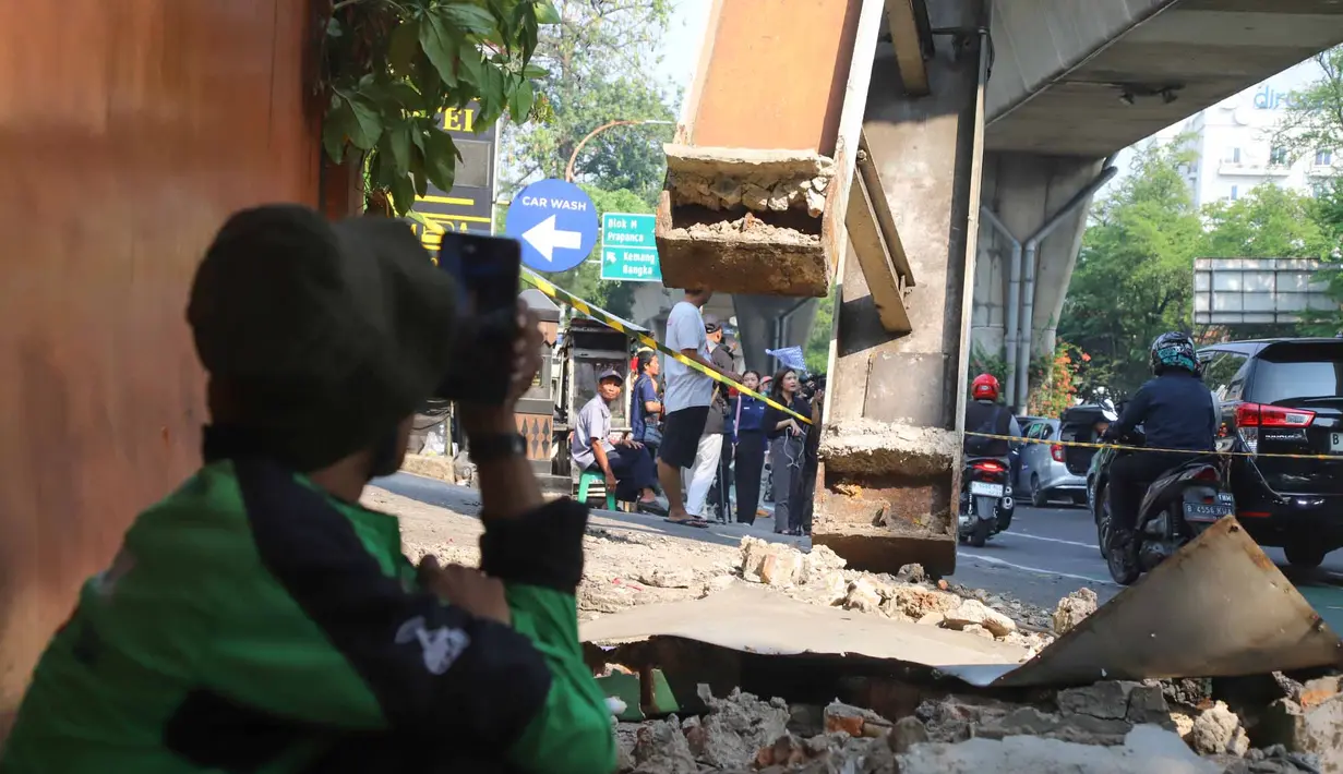 JPO rusak akibat ditabrak truk bermuatan alat berat di Jalan Raya Kapten Tendean, Jakarta, Selasa (14/07/2026).