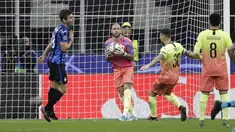 Kiper Manchester City, Kyle Walker menangkap bola saat melawan Atalanta pada pertandingan Grup C Liga Champions di stadion San Siro, Milan, Italia (6/11/2019). Kyle Walker yang berposisi bek mengantikan kiper Claudio Bravo yang mendapat kartu merah dipertandingan ini. (AP Photo/Luca Bruno)