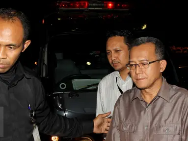 Ketua Pengadilan Tata Usaha Negara (PTUN) Medan, Tripeni Irianto Putro (kanan) saat keluar dari mobil tahanan usai diamankan petugas KPK dalam operasi tangkap tangan, di Gedung KPK, Jakarta, Jumat (10/7/2015). (Liputan6.com/Helmi Afandi)